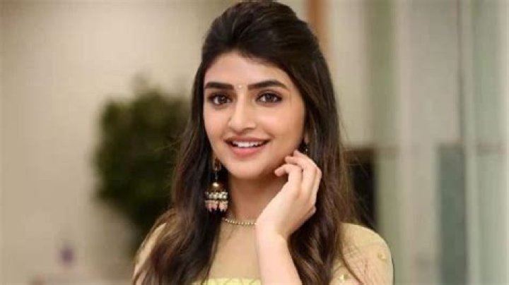 Actress Sreeleela biography, age, birthday, family, father, mother, movies, Instagram, photos