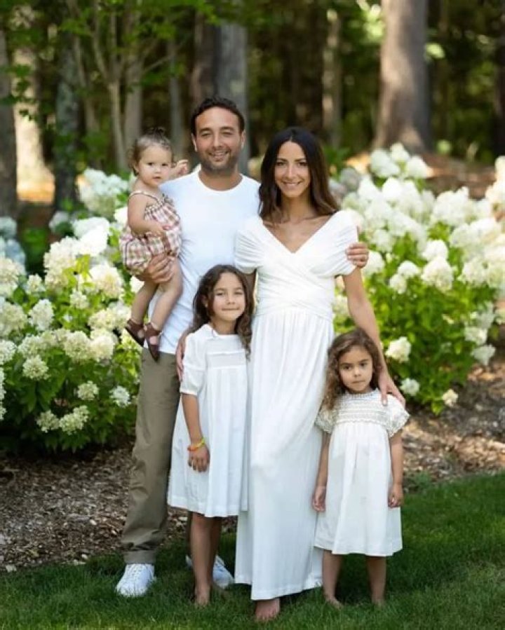 Arielle Charnas Wiki, Net Worth, Husband, Famiy, Siblings, Husband, Children, Instagram, Wedding, Ag ·