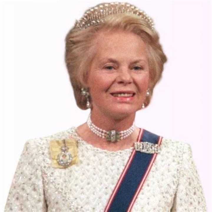 Eva LaRue Biography, Age, Height, Husband, Net Worth, Family