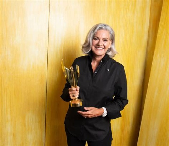 How Much is Lisa LaFlamme's Net Worth? Know about her Salary, Career, Awards ·