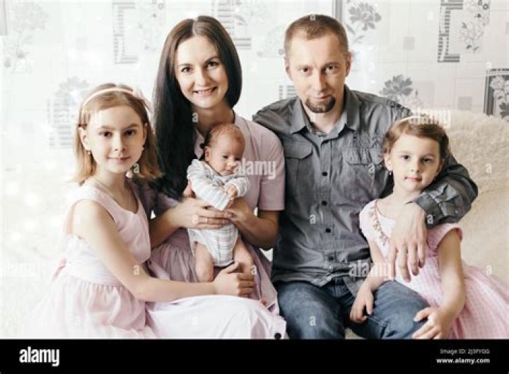 Kelly Cass and husband Chris Bee happily married as they live as family with three children ·