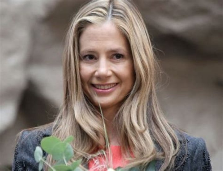 Mira Sorvino Height, Weight, Age, Spouse, Family, Facts, Biography