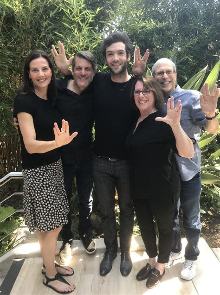 VivaBlog | Ethan Peck - Bio, Age, siblings, height, Wiki, Facts and Family